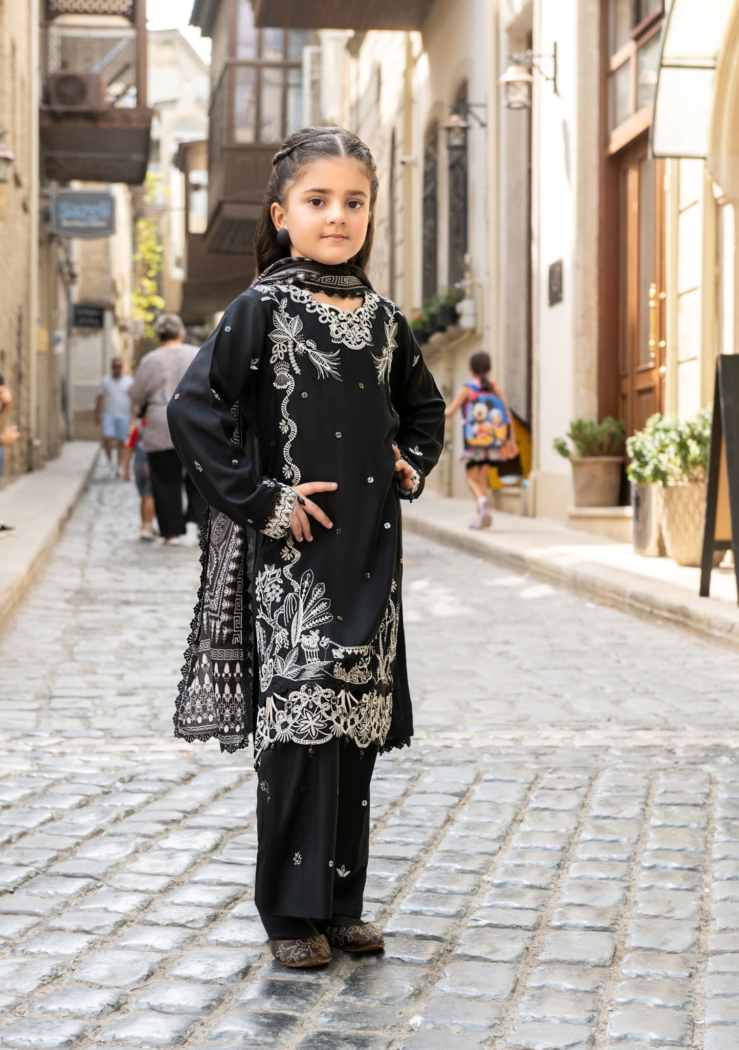 SIMRANS BAKU EMBROIDERED LINEN WITH KOTAIL SHAWLS 3PC EMBROIDERED READYMADE SBL402